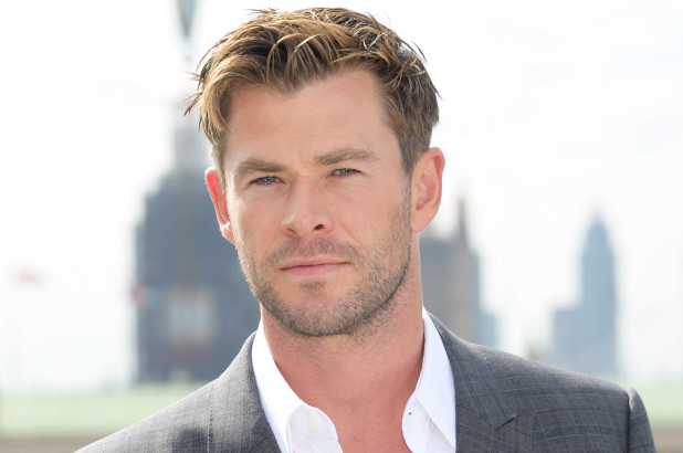 Chris Hemsworth dipotret dengan jambang tipisnya